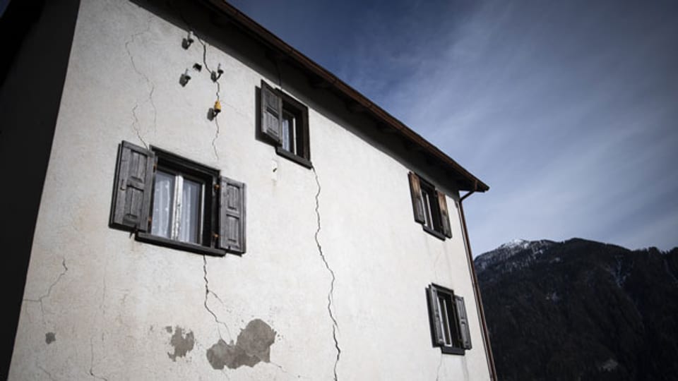 Risse in einer Hausfassade in Brienz-Brinzauls. Die seit Jahrzehnten bekannte Bewegung hat am Berg wie im Dorf in den letzten Jahren zugenommen.