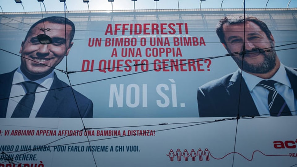 Ein Plakat, das für Adoptionen von gleichgeschlechtlichen Paaren kämpft. Matteo Salvini (rechts) und Luigi Di Maio.