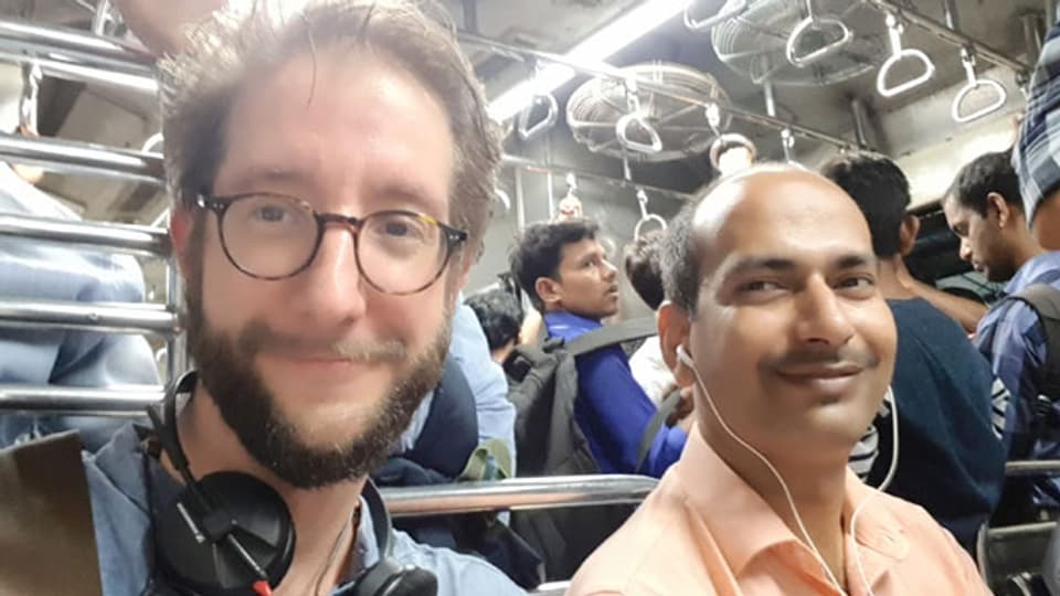 SRF-Südasienkorrespondent Thomas Gutersohn (links) in der S-Bahn in Mumbai.