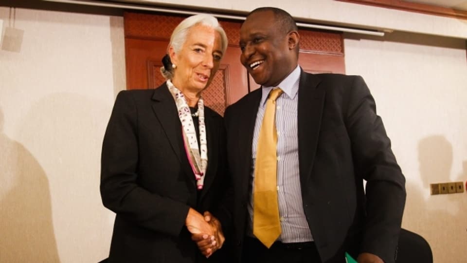 Kenias Finanzminister Henry Rotich schüttelt die Hand von IWF-Chefin Christine Lagarde. Er wurde nun wegen Korruptionsverdacht verhaftet.