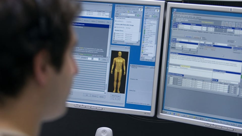 Ein medizinischer Fachmann studiert Informationen auf einem Bildschirm, um einem Patienten Rat per Internet oder Telefon erteilen zu können. Symbolbild.