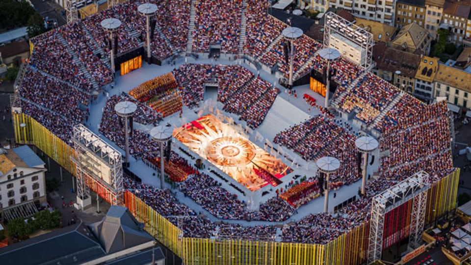 Eine Luftaufnahme zeigt die gesamte Arena der «Fete des Vignerons» mit einer Kapazität von 20'000 Zuschauern.
