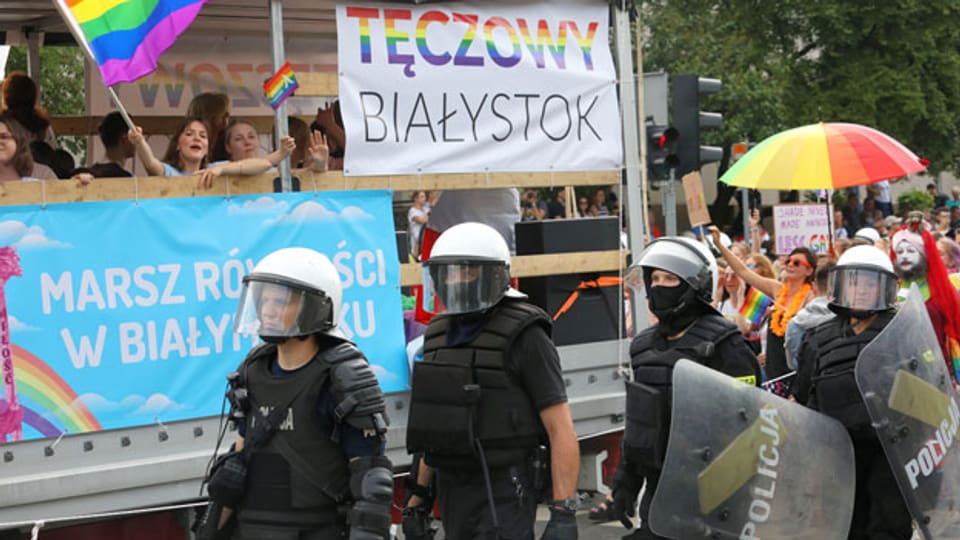 In Bia?ystok attackierten Hooligans eine Demonstration für LGBT-Rechte.