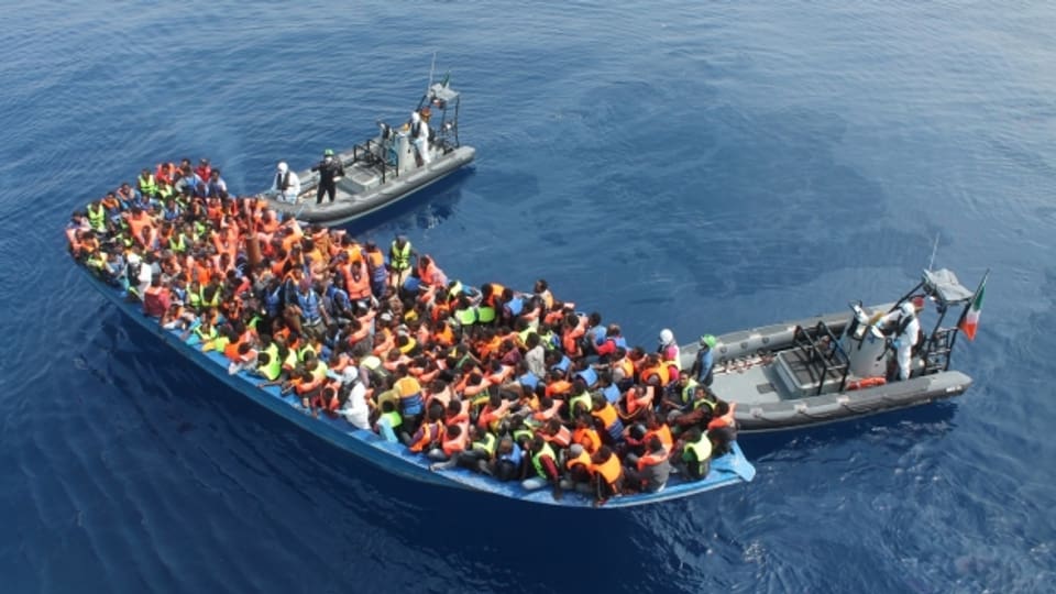 Immer wieder geraten Flüchtlingsboote, wie dieses im Juni 2015, auf dem Mittelmeer in Seenot.
