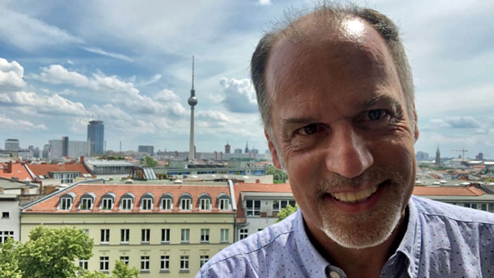 Deutschland-Korrespondent Peter Voegeli vor der Zionskirche in Berlin.