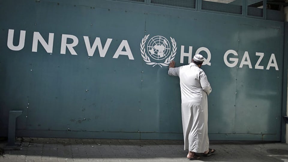 Palästinenser am Tor des Hilfswerks der Vereinten Nationen (UNRWA) im Gazastreifen.
