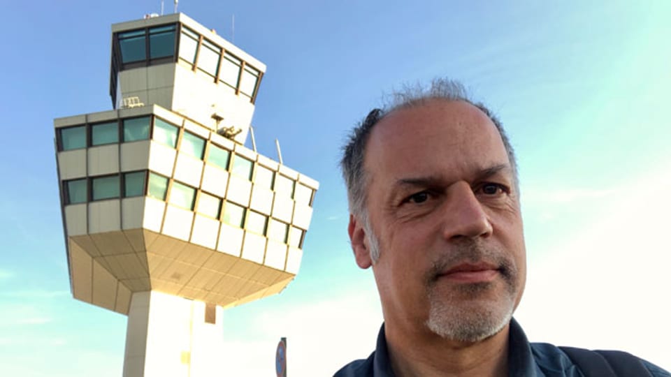Deutschland-Korrespondent Peter Voegeli vor dem Tower des Flughafens Tegel in Berlin.