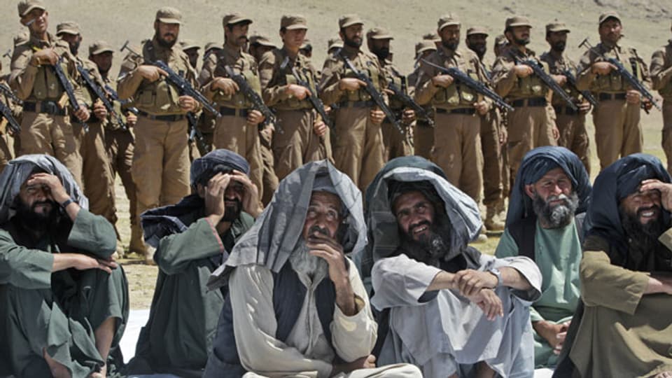 Symbolbild. Afghanische Soldaten und Zivilisten.