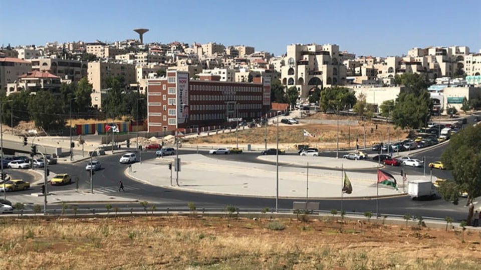 Eine fertige BRT-Haltestelle in Amman. Die Spuren für den Schnellbus des Rapid Bus Transit Systems sind seit Jahren im Bau.