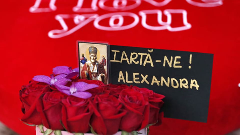 Rosen wurden für das tote rumänische Mädchen Alexandra hingelegt.