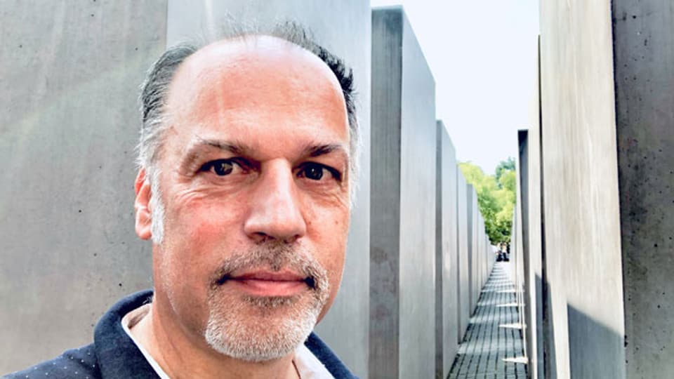 SRF-Deutschlandkorrespondent Peter Voegeli steht vor dem Holocaust-Mahnmal in Berlin.