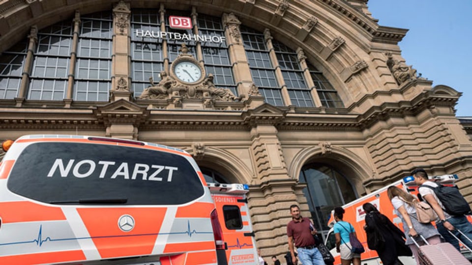 Der Eingang des Frankfurter Bahnhofs, auf welchem ein Junge vor den Zug gestossen wurde und starb.