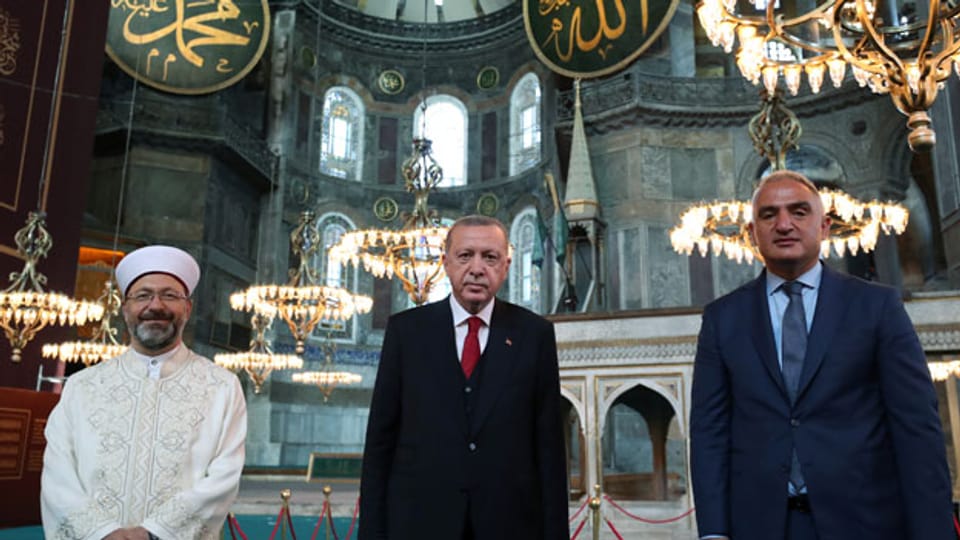 Der türkische Präsident Tayyip Erdogan, (Mitte) Tourismusminister Mehmet Nuri Ersoy (rechts)  und der Leiter der türkischen Direktion für religiöse Angelegenheiten Ali Erbas (links) posieren in der Grossen Moschee Hagia Sophia in Istanbul.
