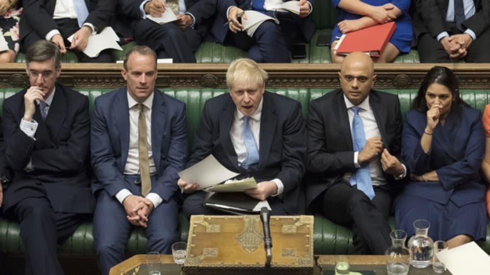 Der britische Premierminister Boris Johnson hat im Unterhaus einen Sitz seiner konservativen Partei an die Liberaldemokraten verloren.