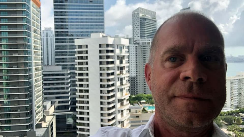 Matthias Kündig auf seinem Balkon mit Blick auf das Viertel Brickell in Miami.