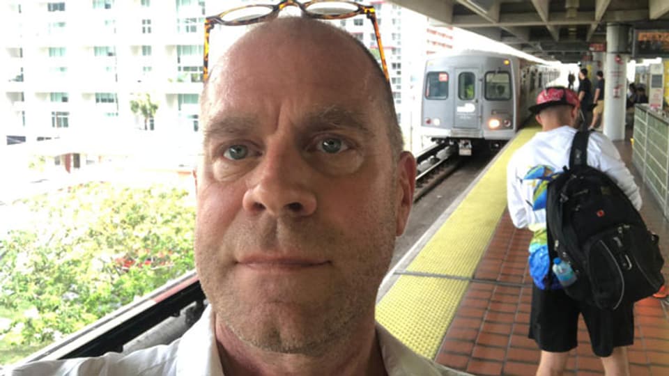 Matthias Kündig posiert auf dem Bahnsteig der Metrorail in Miami/USA.