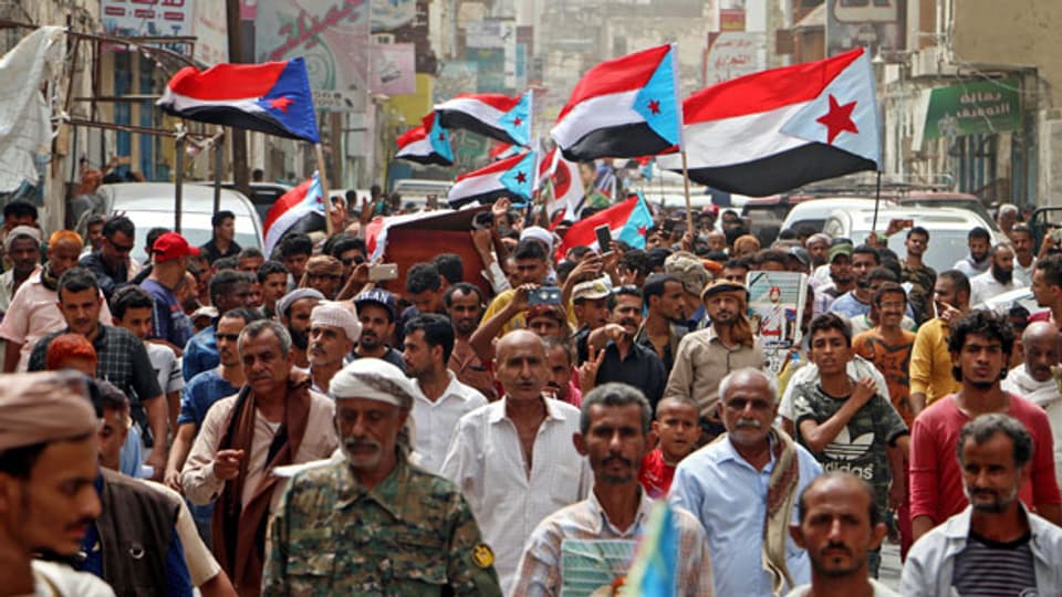 Jemenitische Separatistenfahnen an einer Beerdigung in der südlichen Hafenstadt Aden, Jemen.