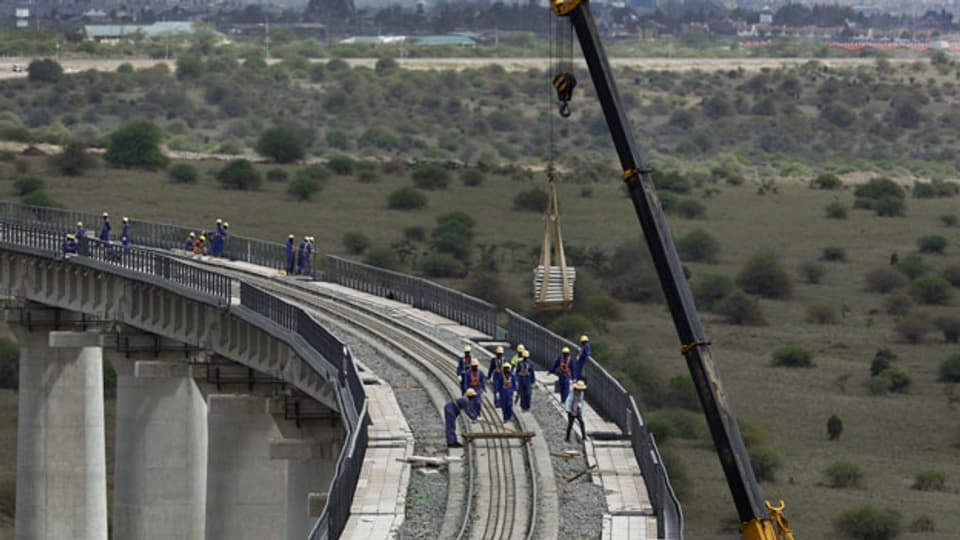 Kenianische und chinesische Arbeiter bauen an der Eisenbahn in Nairobi.