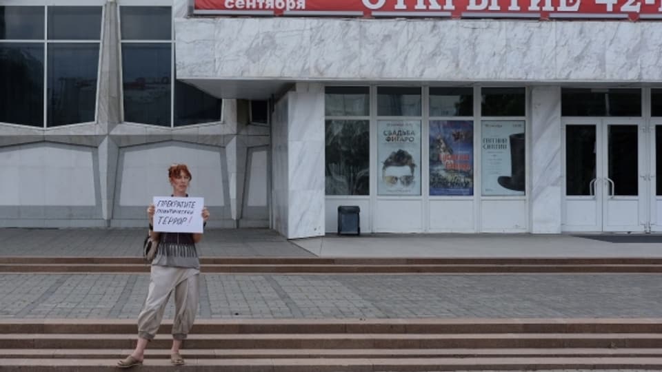 Demonstrantin in Krasnojarsk.