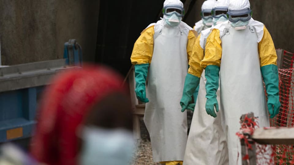 Angestellte im Gesundheitssektor befinden sich in einem Lager von Ebola-Patienten.