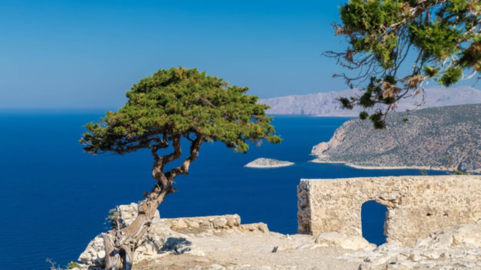 Sicht auf das Meer und eine Ruine auf der Insel Rhodos in Griechenland.
