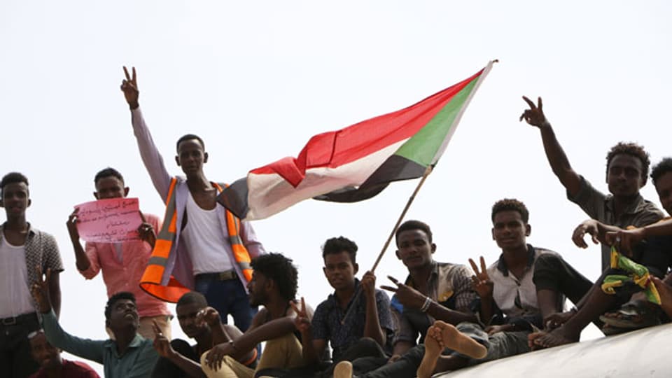 Aktivisten feiern die Vereinbarung in Khartum