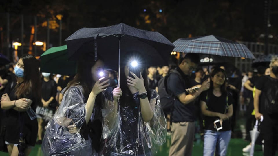 Protestierende im Regen