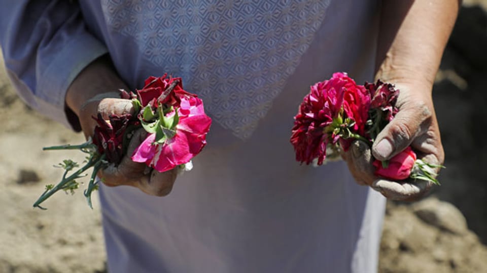 Blumen für die Massenbestattung nach dem Selbstmordattentat bei einer Hochzeit in Kabul, Afghanistan, am 18. August 2019.