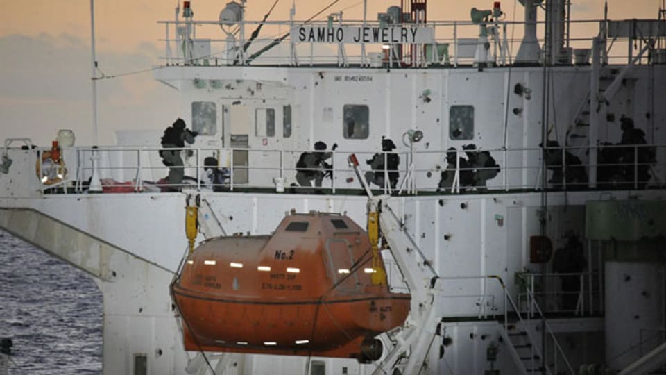 Somalische Piraten auf dem südkoreanischen Frachtschiff Samho Jewelry.