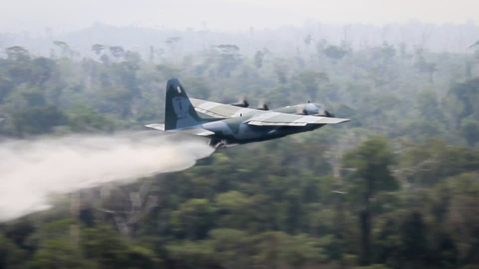 Ein brasilianischer Militärjet im Einsatz gegen die Flammen im Amazonasgebiet.