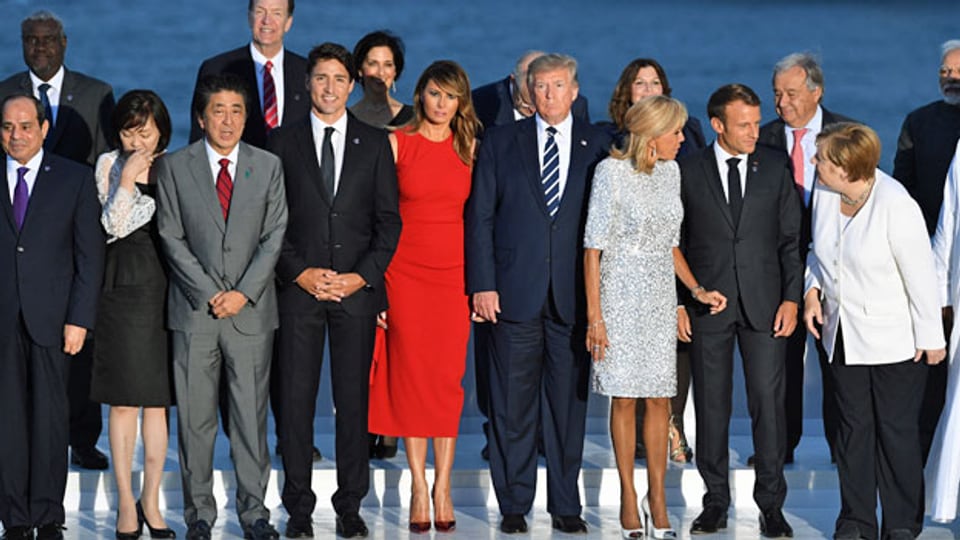 Der französische Präsident Emmanuel Macron und seine Frau Brigitte Macron, US-Präsident Donald Trump und First Lady Melania Trump, der japanische Ministerpräsident Shinzo Abe, Kanadas Ministerpräsident Justin Trudeau und Bundeskanzlerin Angela Merkel am G7-Gipfel in Biarritz.