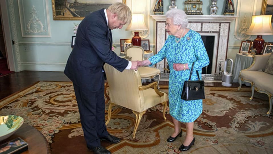 Die britische Königin Elizabeth II. begrüsst am 24. Juli 2019den neu gewählten Vorsitzenden der konservativen Partei Boris Johnson zu einer Audienz im Buckingham Palace, London.