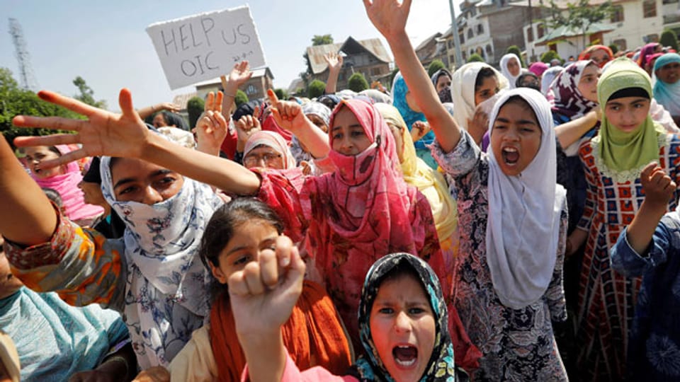 Kaschmirische Mädchen protestieren, nachdem die indische Regierung den besonderen Verfassungsrang für Kaschmir aufgehoben hat.