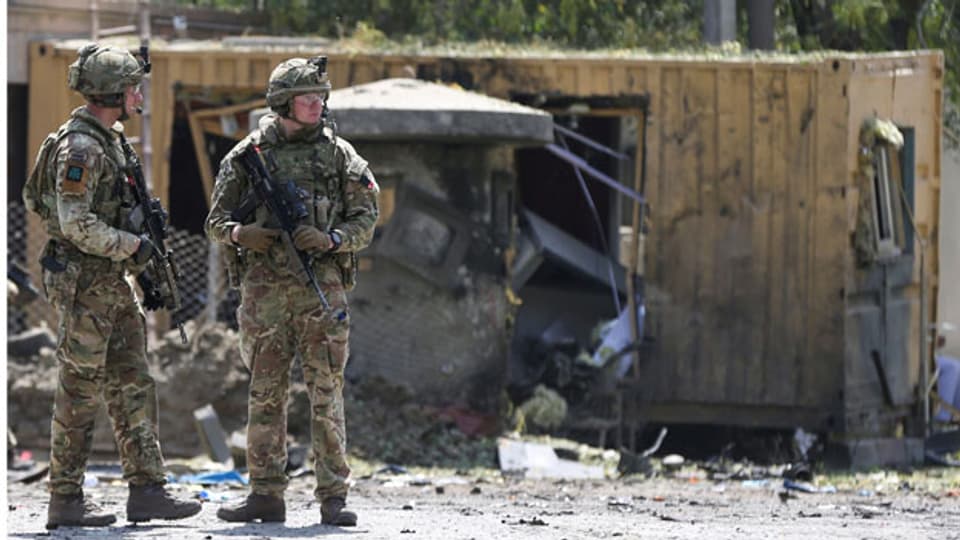 Nato-Soldaten untersuchen den Ort eines Selbstmordanschlags in Kabul, Afghanistan, am 5. September 2019.