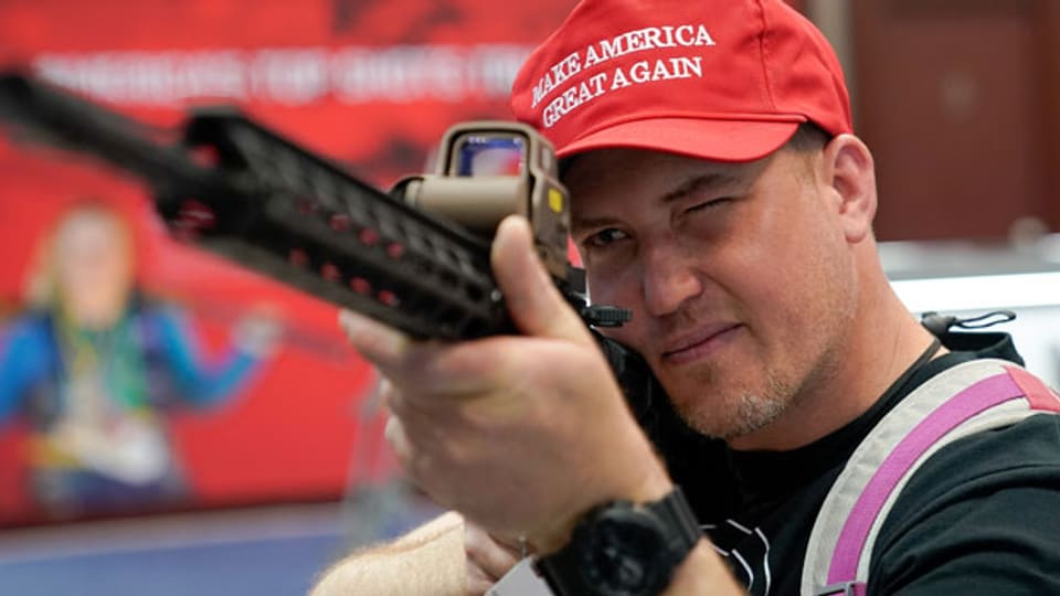 Ein Mann mit einem halbautomatischen Gewehr auf dem jährlichen Treffen der National Rifle Association (NRA) in Indianapolis, Indiana, USA.