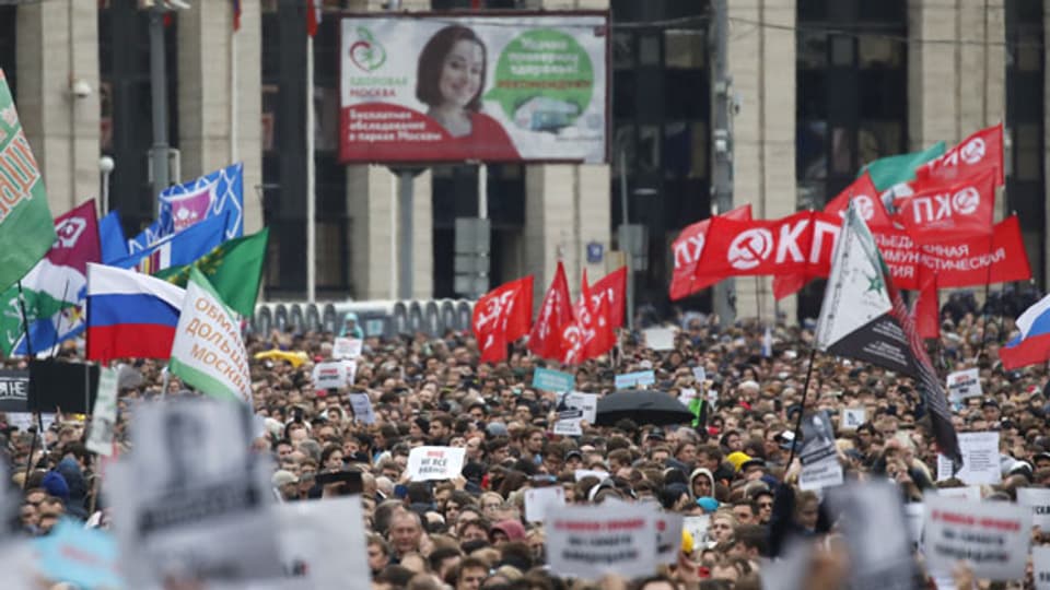 Die Menschen protestieren, um von den Behörden zu verlangen, dass Oppositionskandidaten bei den Kommunalwahlen in Moskau, Russland, am 10. August 2019 antreten können.