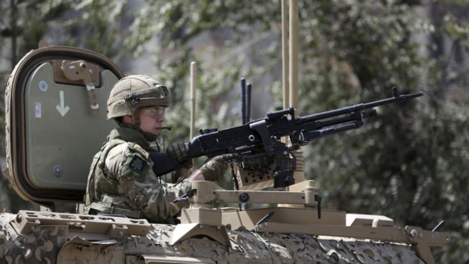 Ein Soldat bewacht den Schauplatz eines Bombenanschlags ind Kabul.
