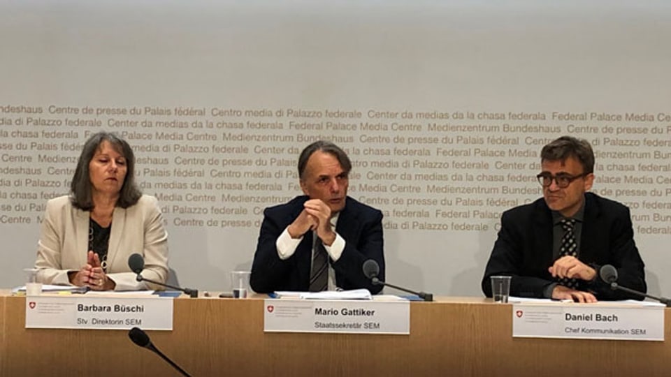 Mario Gattiker, Direktor des Staatssekretariats für Migration SEM (Mitte), Barbara Büschi, Stv. Direktorin (links) und Daniel Bach, Chef Kommunikation (rechts) an der Pressekonferenz in Bern.