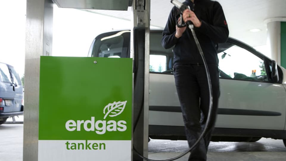 Ein Mann tankt an der Erdgas-Tankstelle bei der Autobahnraststätte Pratteln. Symbolbild.