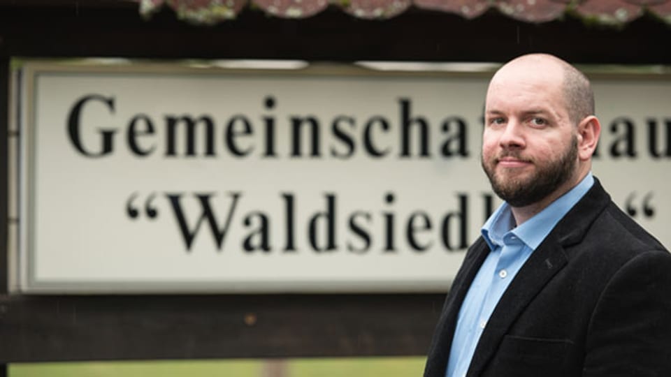 Stefan Jagsch (NPD), Ortsvorsteher von Altenstadt-Waldsiedlung, steht vor dem Gemeinschaftshaus im Ortsteil, in dem er gewählt wurde.