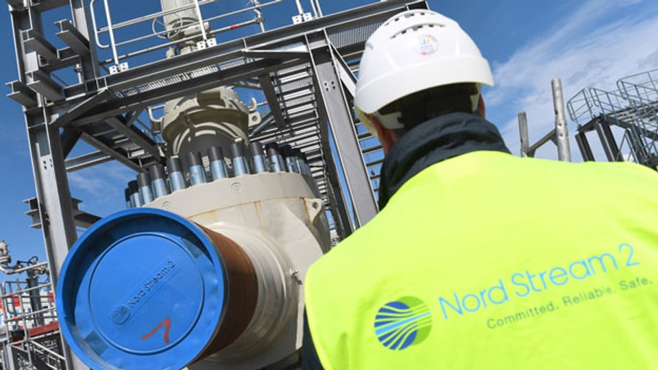 Ein Arbeiter steht auf der Baustelle der Ostseepipeline Nord Stream 2.