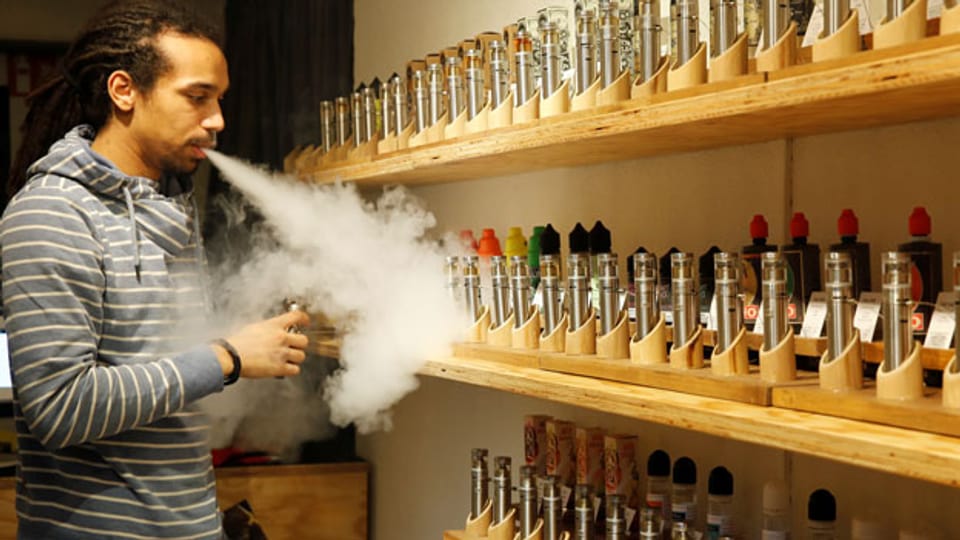 Ein Mitarbeiter in einem E-Zigarettenladen in Zürich. Symbolbild.
