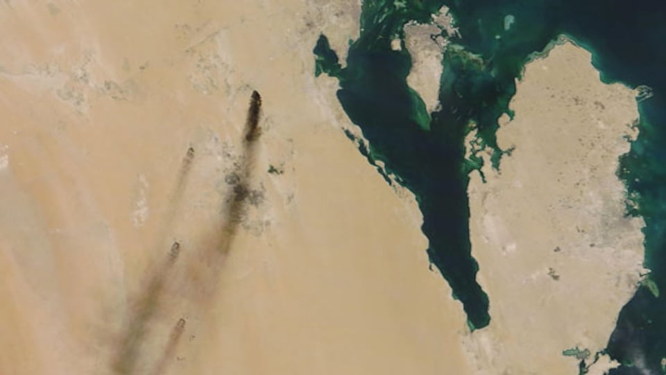 Ein Satellitenbild zeigt brennende saudische Raffinerien