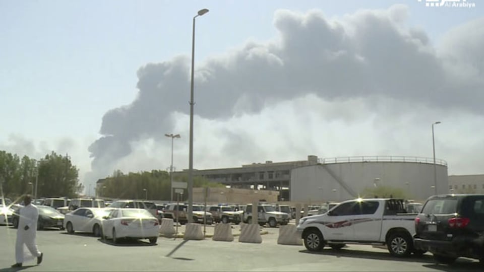 Rauch steigt aus der Anlage von Abqaiq auf
