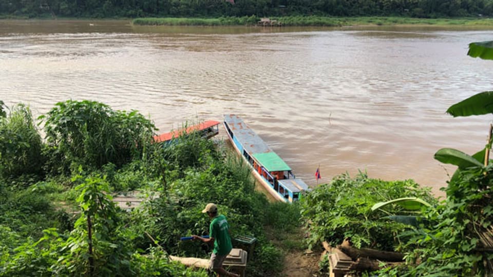 Ein Fischerboot am Ufer des Flusses Mekong. Dieser weist einen historischen Tiefstand auf.