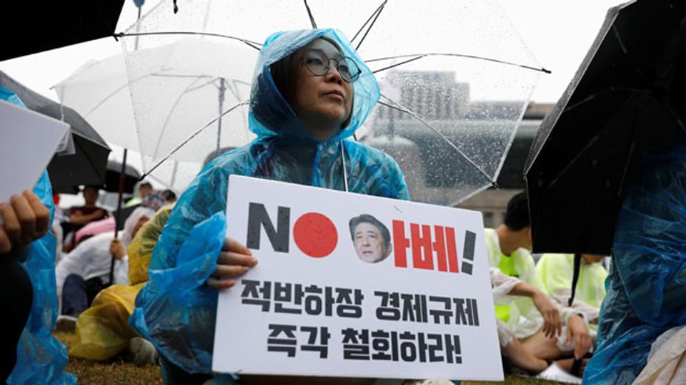 Eine Frau protestiert gegen die Sanktionen an einer Anti-Japan-Demonstration in Seoul, Südkorea.