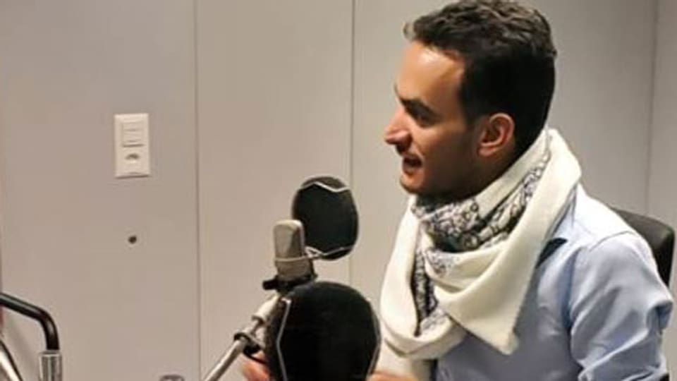 Farea al Muslimi im Radiostudio Bern.