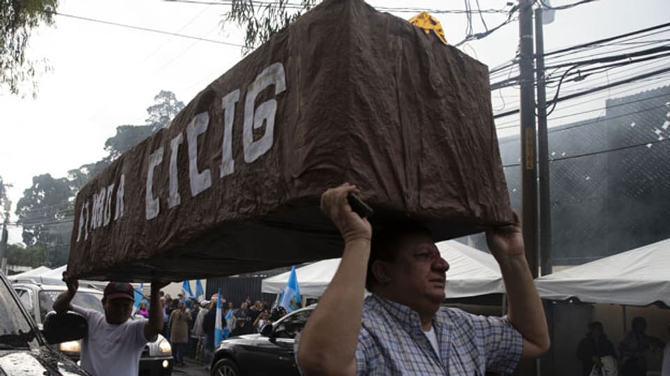 Männer beerdigen symbolisch das «verstorbene CICIG» in Guatemala City.