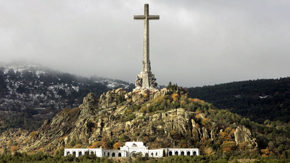 Eingang der Basilika, im Valle de Callidos, Spanien, in dem das Grab des ehemaligen spanischen Diktators Francisco Franco liegt.
