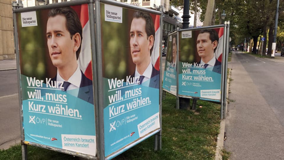 Wahl-Plakat der Österreichischen Volkspartei (ÖVP) mit dem ehemaligen österreichischen Bundeskanzler Sebastian Kurz.